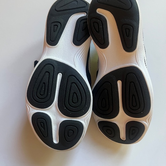 Nike Revolution Black Kids size 12.5C - Picture 5 of 6
